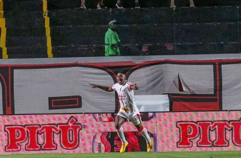 Foto; Junior Damasceno / Náutico - Legenda: Náutico apronta no Barradão e elimina Vitória na Copa do Brasil