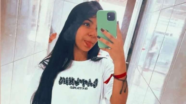 Laudo entrega que a adolescente morreu devido a uma hemorragia causada por um corte no pescoço 