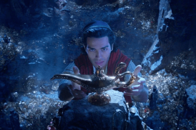“Aladdin” conta a história de um jovem que encontra uma lâmpada mágica e embarca em uma aventura para mudar seu destino 