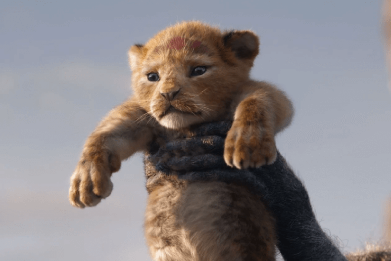 “O Rei Leão” recria a jornada de um jovem leão que busca seu lugar no ciclo da vida após perder o pai 