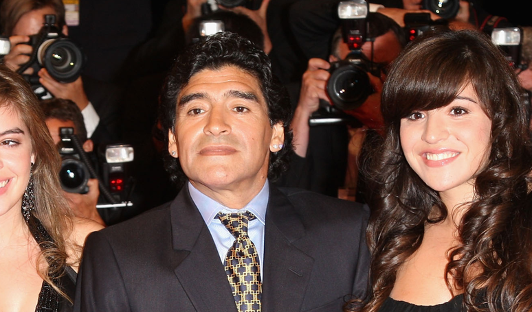 Video: Maradona’s daughters fall to Choro after the photo of the dead father was exhibited during the trial Video: Maradona’s daughters fall to Choro after the photo of the dead father was exhibited during the trial