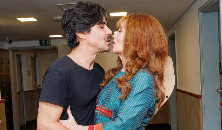 Danielle Winits trocou beijos com o marido, André Gonçalves, em pré-estreia de 'Meninas Malvadas - O Musical' em 13 de março de 2025.
