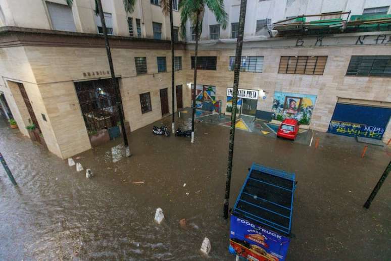 বৃষ্টিপাতের ফলে টার্মিনাল ব্যান্ডিরার কাছে বন্যার কারণ হয়, মধ্য সাও পাওলো।