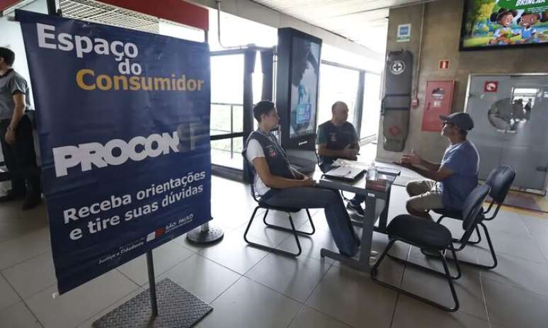 Especialistas do Procon-SP realizam atendimento em terminais de ônibus, metrô e trem