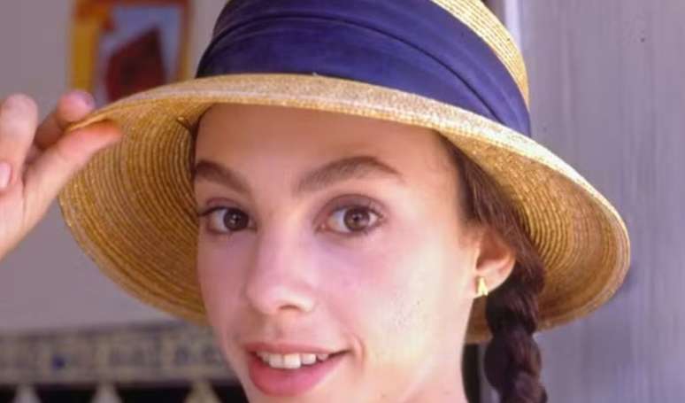 Joyce de 'História de Amor', Carla Marins conheceu ex-marido de maneira incomum e surpreendente.