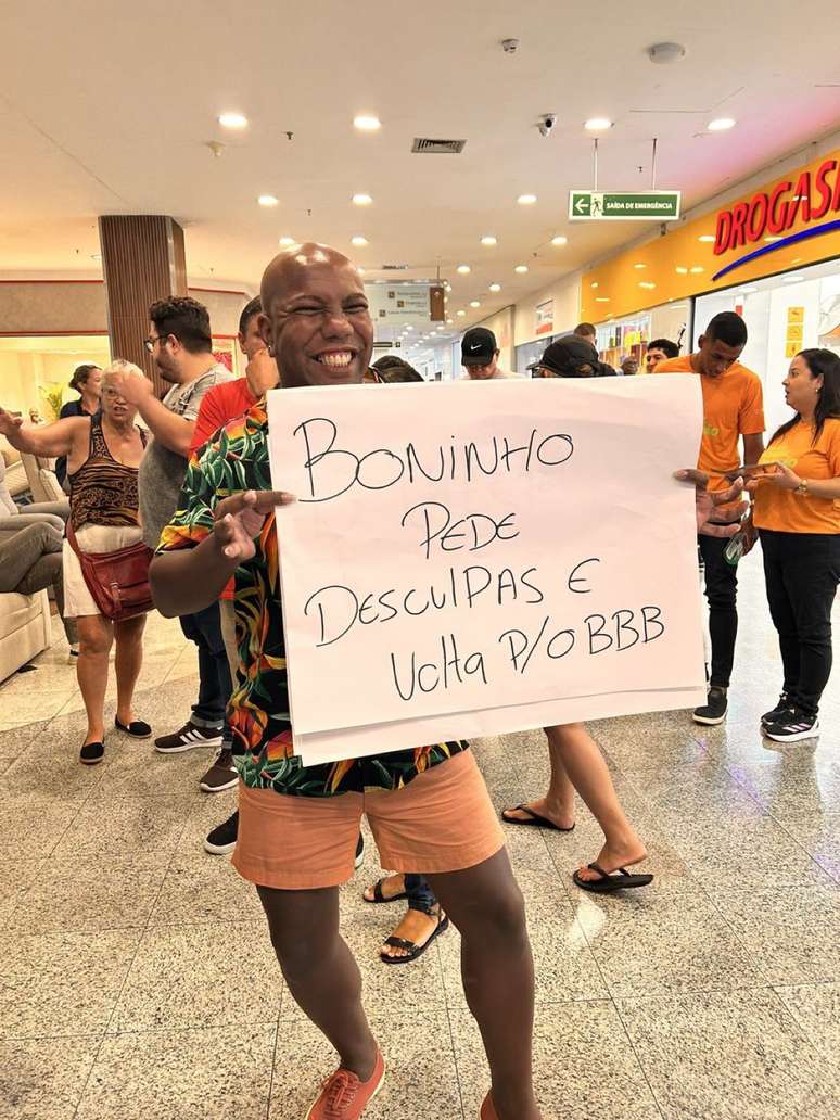 Público leva cartazes para Renata na vitrine do BBB 25