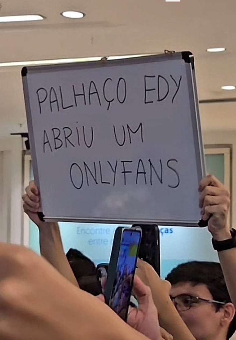 Público leva cartazes para Renata na vitrine do BBB 25