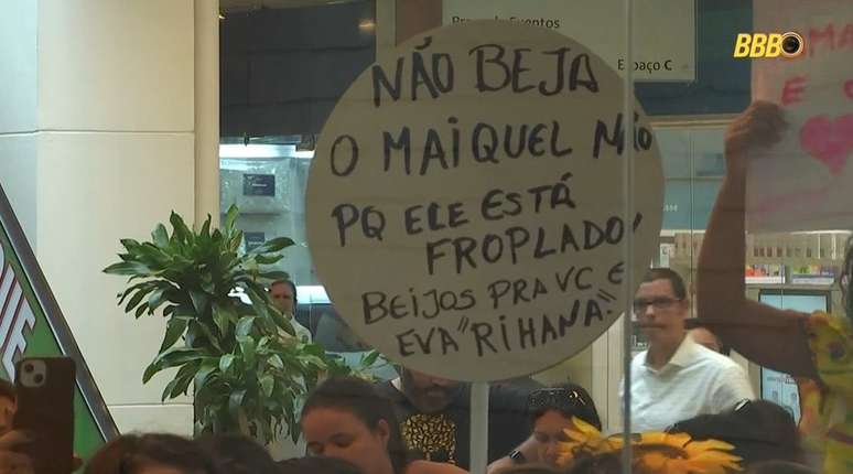Público leva cartazes para Renata na vitrine do BBB 25