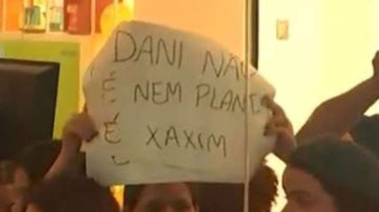 Público leva cartazes para Renata na vitrine do BBB 25