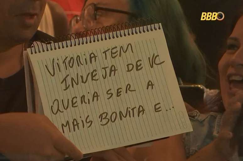 Público leva cartazes para Renata na vitrine do BBB 25
