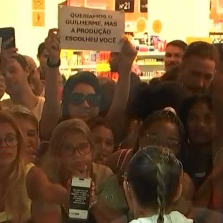 Público leva cartazes para Renata na vitrine do BBB 25