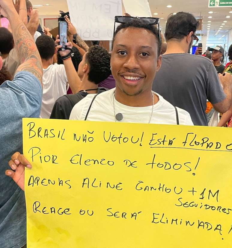 Público leva cartazes para Renata na vitrine do BBB 25