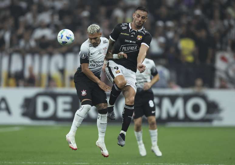 Matheuzinho, do Corinthians, e Rivero, do Barcelona-EQU
