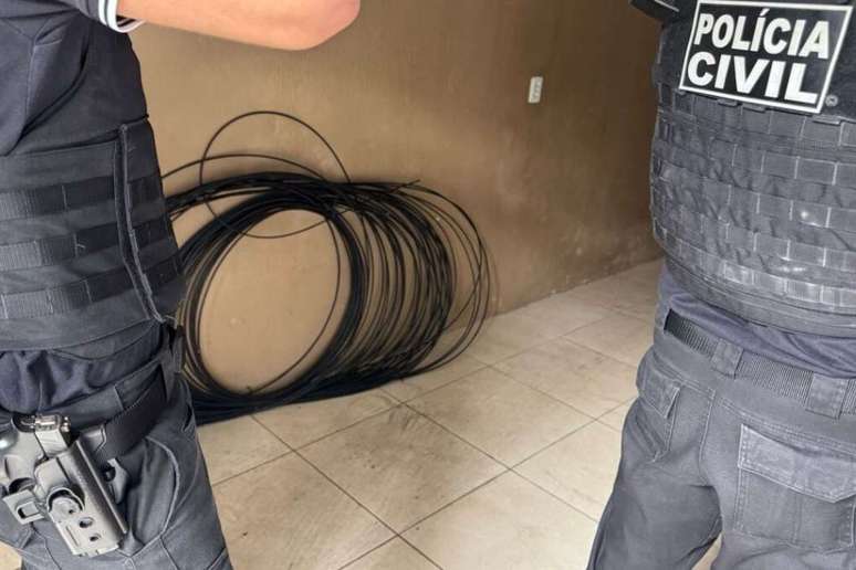 Entre os objetos apreendidos estavam roteadores e distribuidores de fibra óptica