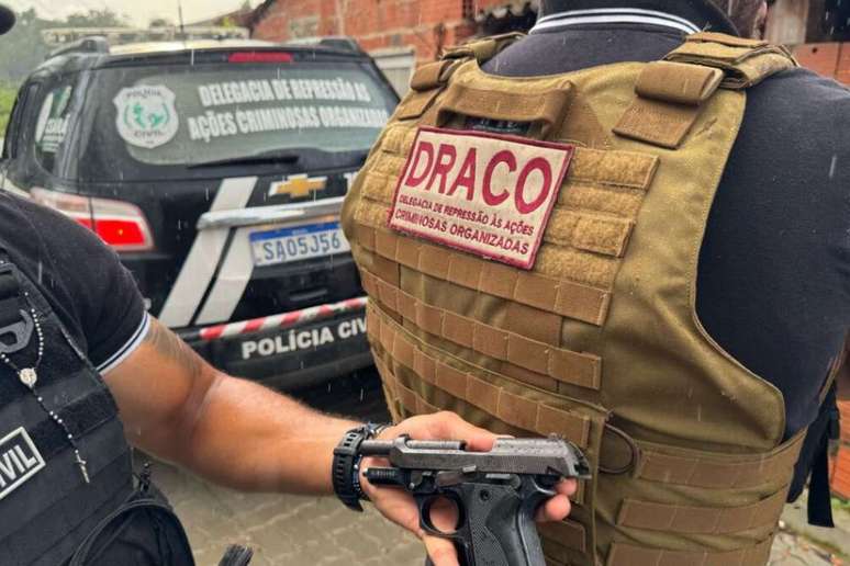 Pistola foi apreendida pela Polícia Civil durante a operação