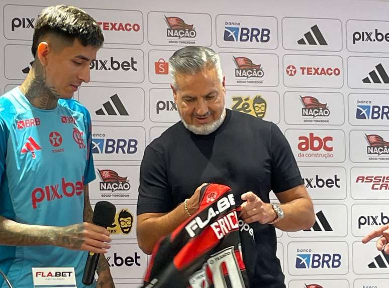 Erick Pulgar ap&oacute;s a sua renova&ccedil;&atilde;o de contrato, no CT Ninho do Urubu &ndash;