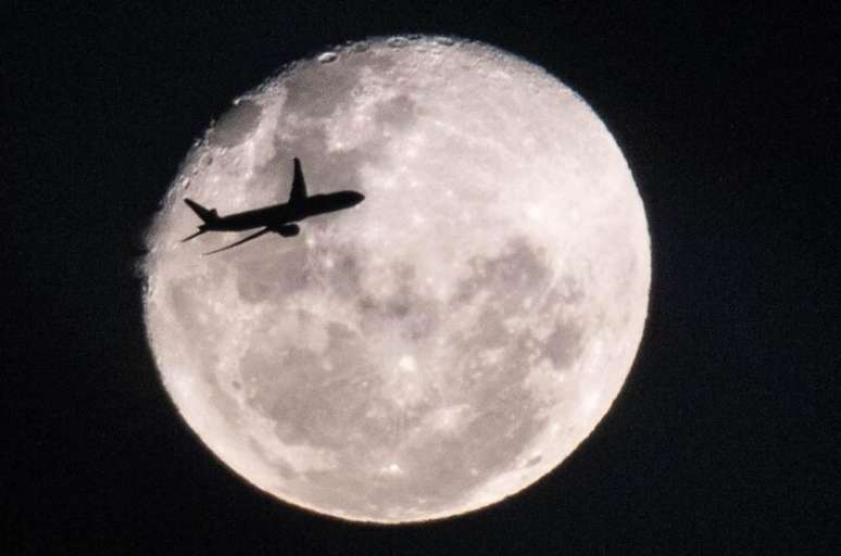 Trasnaíonn eitleán an spéir i gcathair São Paulo.
