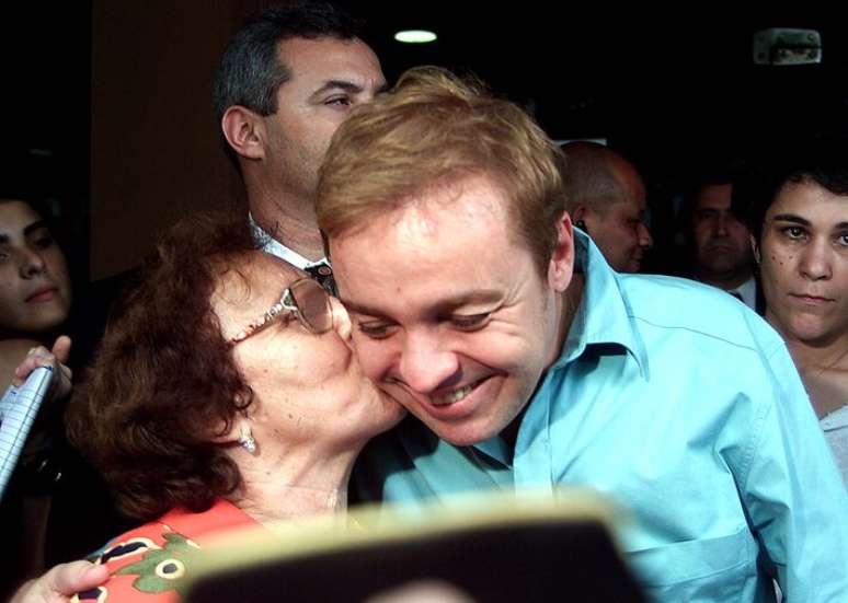 Gugu Liberato ao lado de sua m&atilde;e, Maria do C&eacute;u, em entrevista no Hospital S&atilde;o Luiz ap&oacute;s o nascimento de seu filho, Jo&atilde;o Augusto, em novembro de 2001.