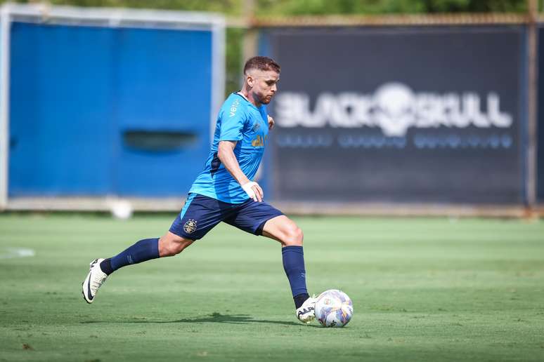 Cuéllar em treino pelo Grêmio.