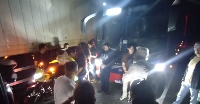 Passageiros de &ocirc;nibus saem de ve&iacute;culo para entender o que ocorreu na Rodovia Anchieta; passarela caiu ap&oacute;s ser atingida por caminh&atilde;o