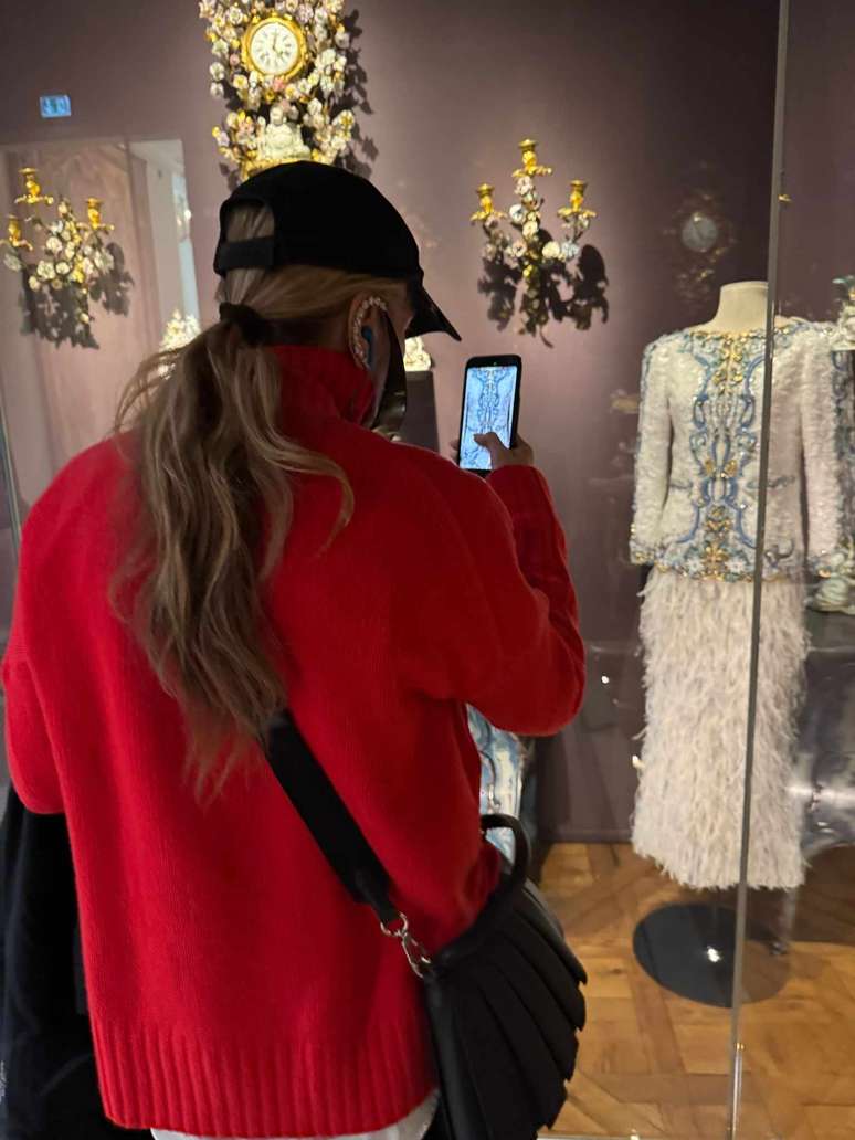 Galisteu fez fotos de alguns dos vestidos em exposi&ccedil;&atilde;o no Museu do Louvre