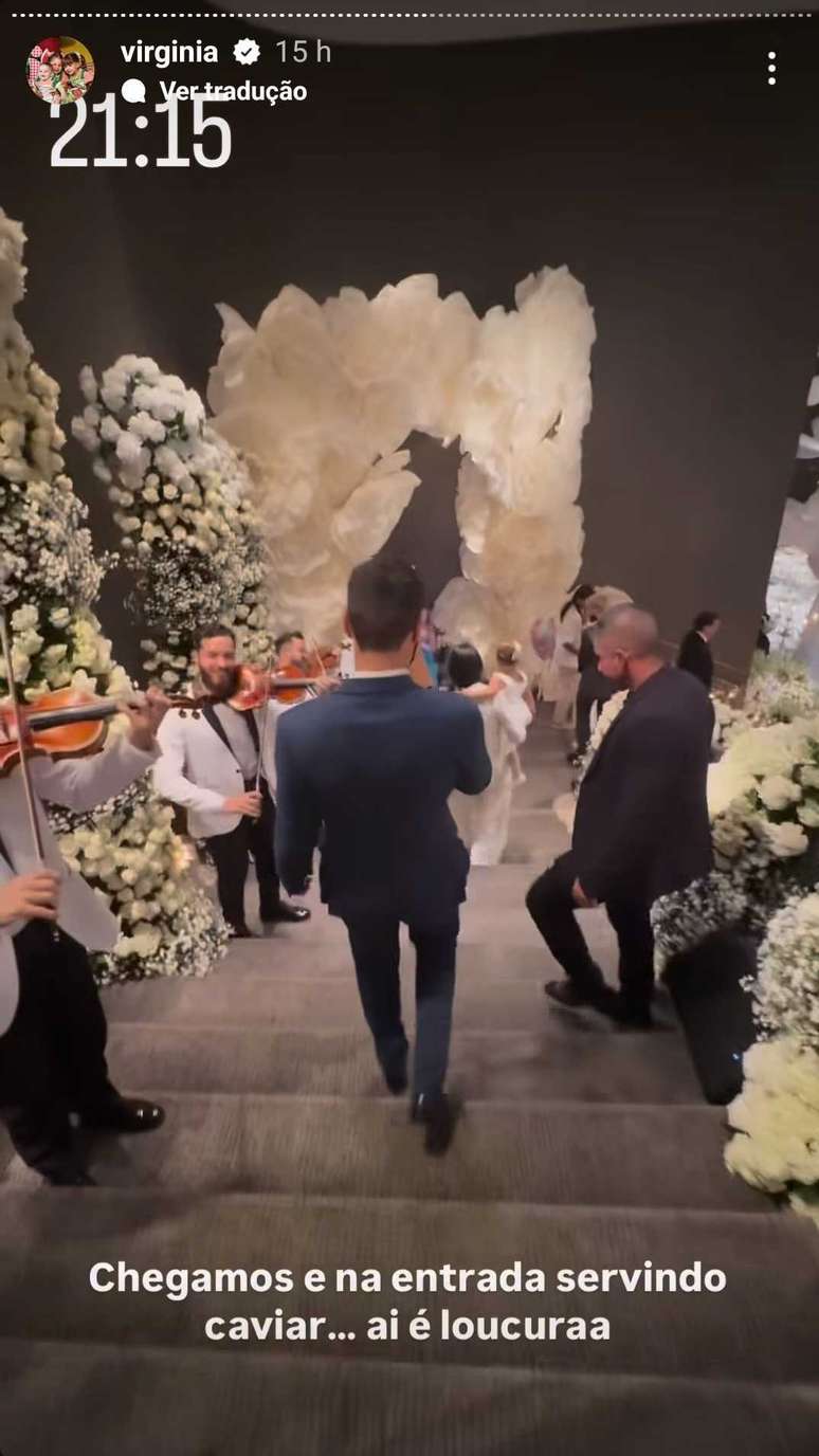 Entrada da festa teve m&uacute;sicos tocando violino