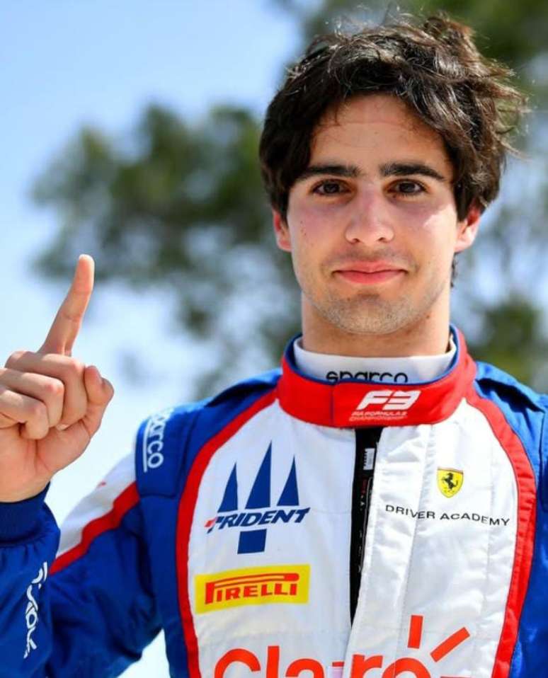 Rafael C&acirc;mara comemorando o primeiro lugar