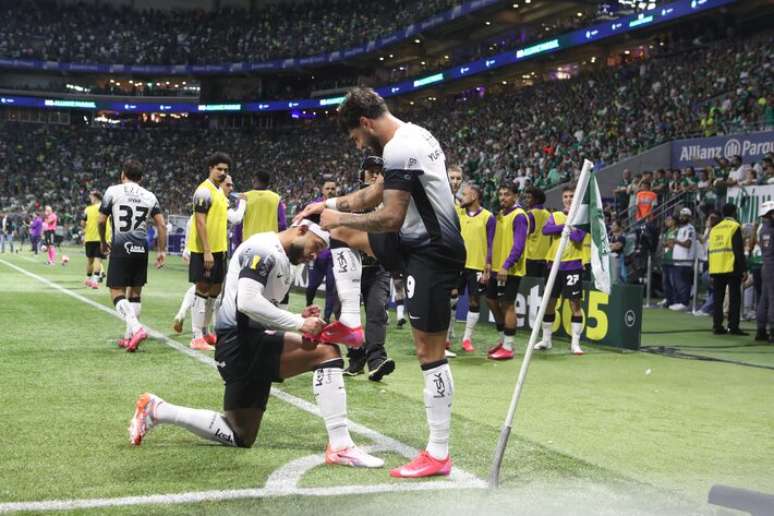 Memphis Depay e Yuri Alberto comemoram gol do Corinthians.