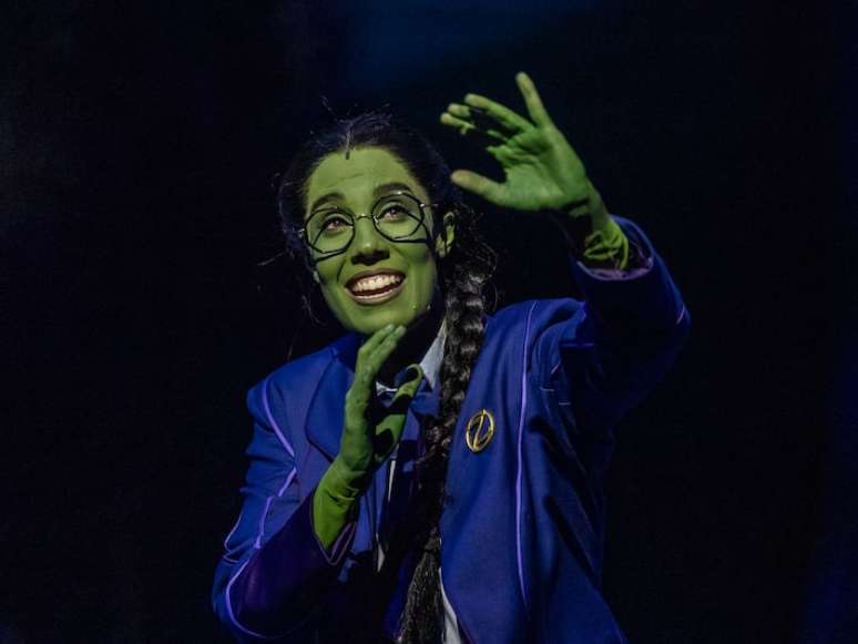 Myra Ruiz interpreta Elphaba em 'Wicked'.