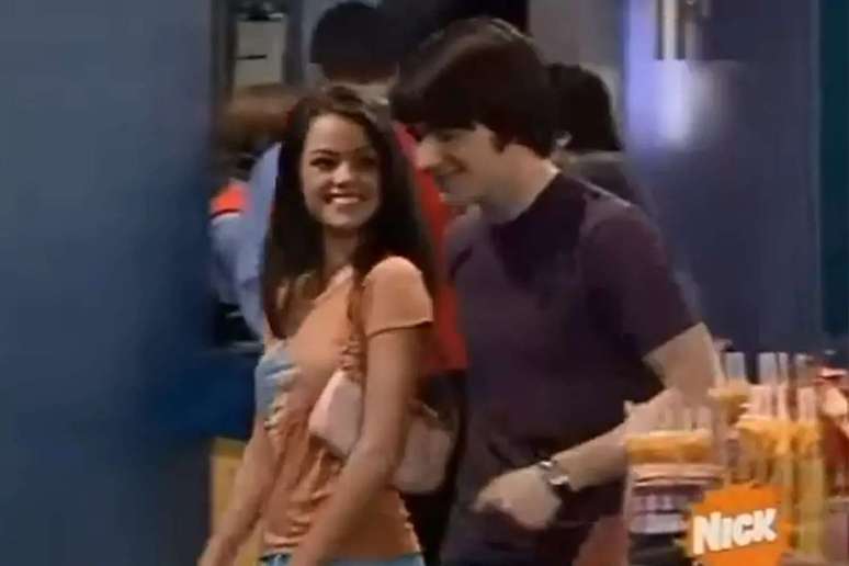 Lucy Hale (&agrave; esquerda) e Drake Bell em 'Drake & Josh'. Nickelodeon | People