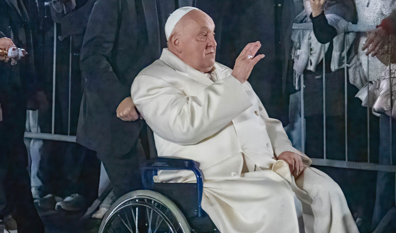 Pope Francisco defines himself as “sick” and “fragile” in a message to the faithful of health: “moment of the trial”