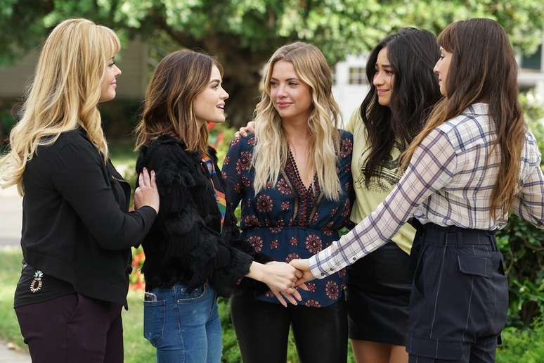 Sasha Pieterse, Lucy Hale, Ashley Benson, Shay Mitchell e Troian Bellisario no &uacute;ltimo epis&oacute;dio de 'Pretty Little Liars' &mdash;