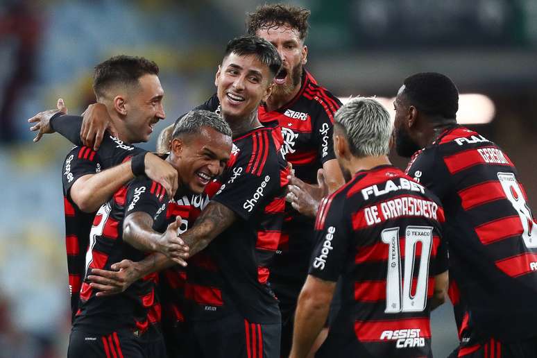 Flamengo celebrando a vitória no primeiro jogo da final do Campeonato Carioca, contra o Fluminense –