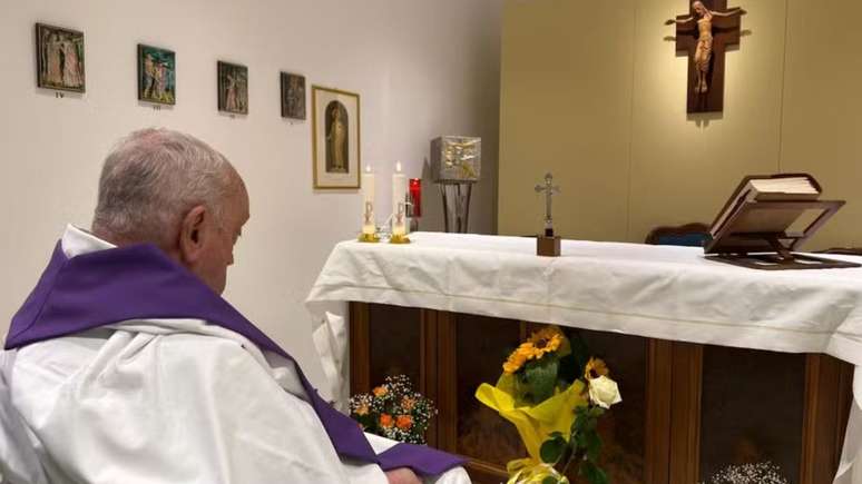 Papa Francisco aparece rezando uma missa