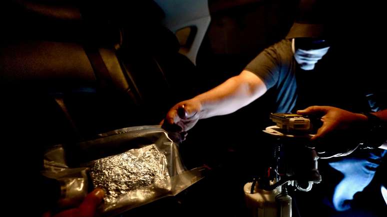 Membros do cartel levantaram os bancos traseiros do carro para esconder comprimidos no tanque de combustível