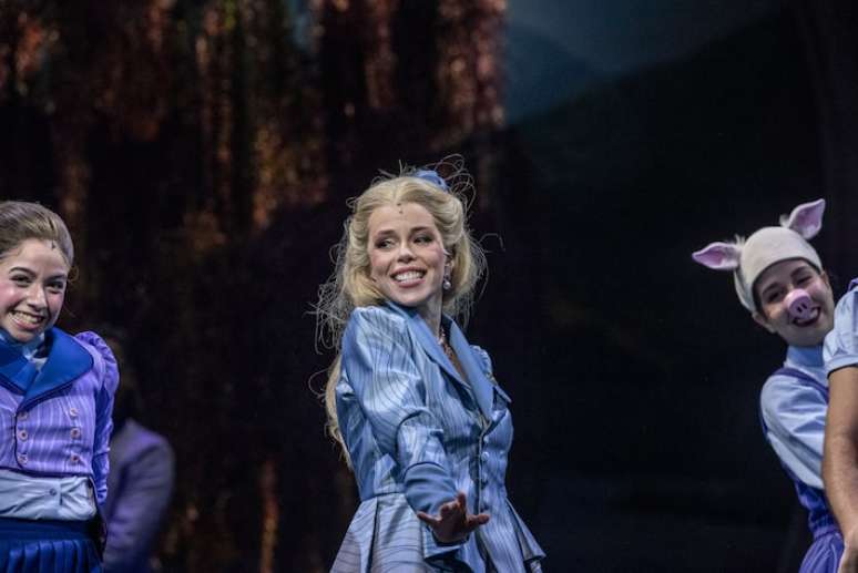 Fabi Bang interpreta Glinda em 'Wicked'.