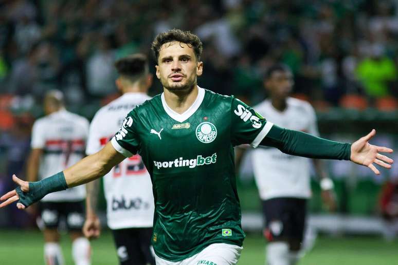 Raphael Veiga (Palmeiras) comemorando seu gol contra o São Paulo, no dia 10.03.2025 