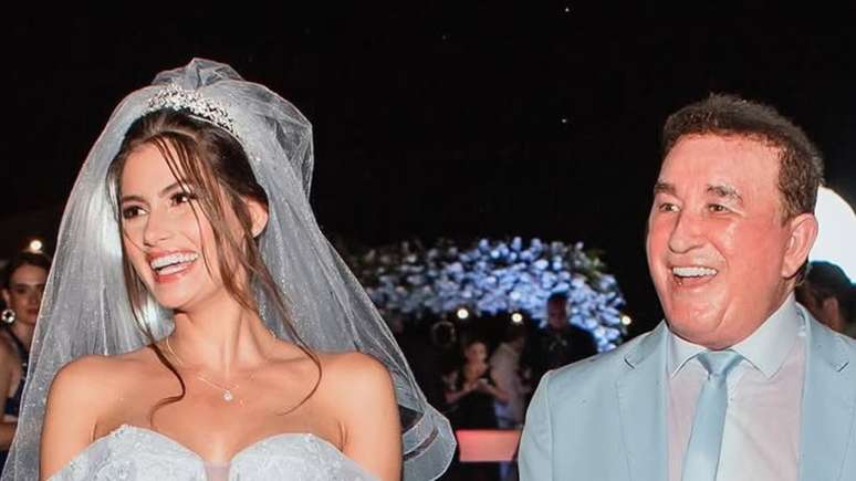 Battista Amato and young wife dresses on the web