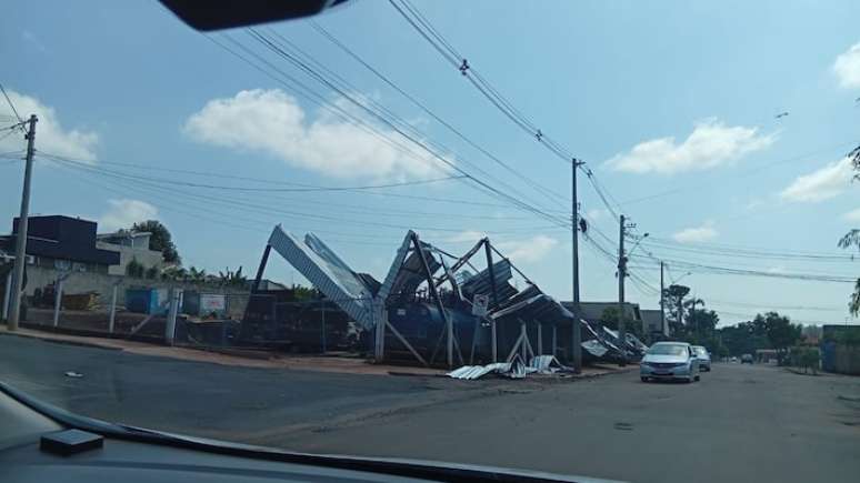 Cobertura de posto destruída em Nova Europa (SP)