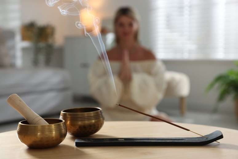 O incenso ajuda a purificar as energias do ambiente 