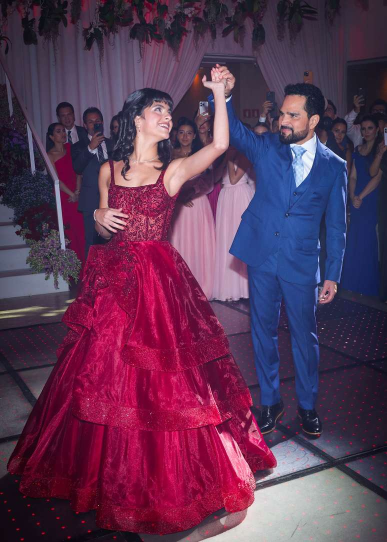 Isabella e Luciano dançam durante a festa de 15 anos 