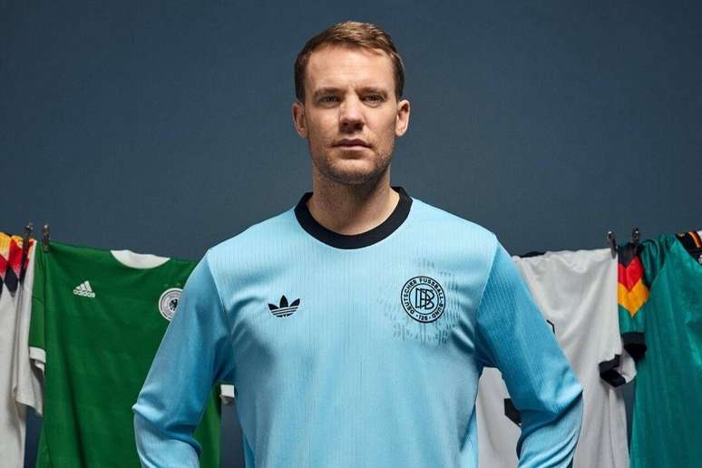 Manuel Neuer com nova camisa de goleiros da sele&ccedil;&atilde;o alem&atilde; &ndash;