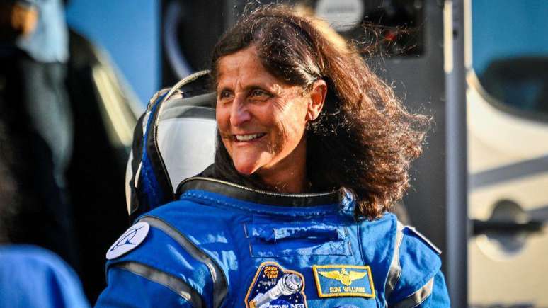 Suni Williams é a mulher que realizou mais caminhadas espaciais até hoje: ao todo, nove