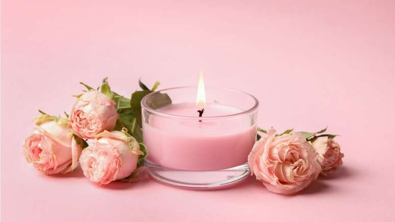 Quer encontrar um amor especial? Aprenda um ritual poderoso com velas para atrair romance e boas energias para a sua vida amorosa!