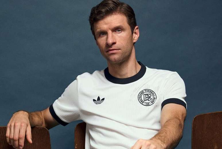 Thomas M&uuml;ller posa com nova camisa da Alemanha &ndash;