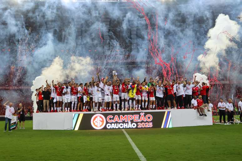 Elenco do Inter levantando a taça de campeão gaúcho de 2025. 
