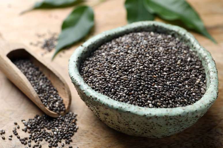As sementes de chia são ricas em cálcio e contribuem para a saúde dos ossos 
