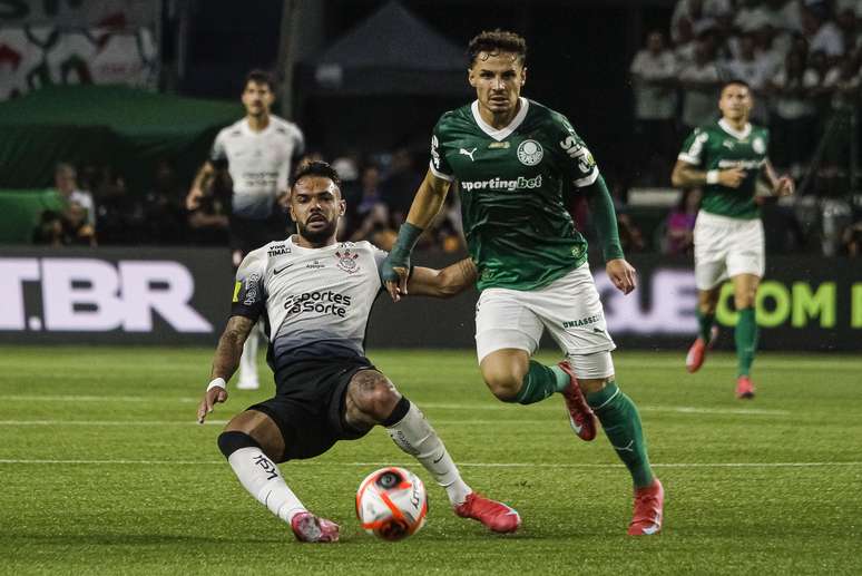 Raniele, do Corinthians, disputa bola com Raphael Veiga, do Palmeiras