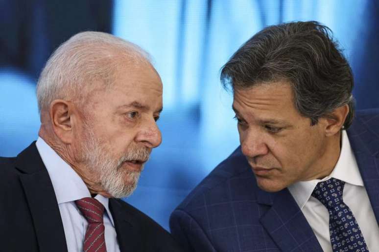 O presidente Lula (PT) ao lado do ministro da Fazenda, Fernando Haddad