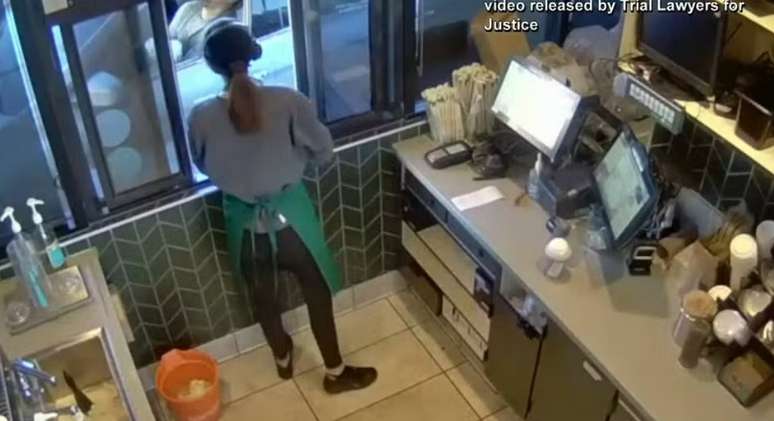 Momento em que o homem recebe o chá para entrega